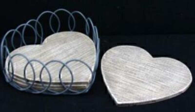 Shabby chic set of 4 Wooden Heart Coasters in wire heart holder by Gisela Graham. Size 13.5x13.5x4cm. Each coaster 11x11x0.5cm